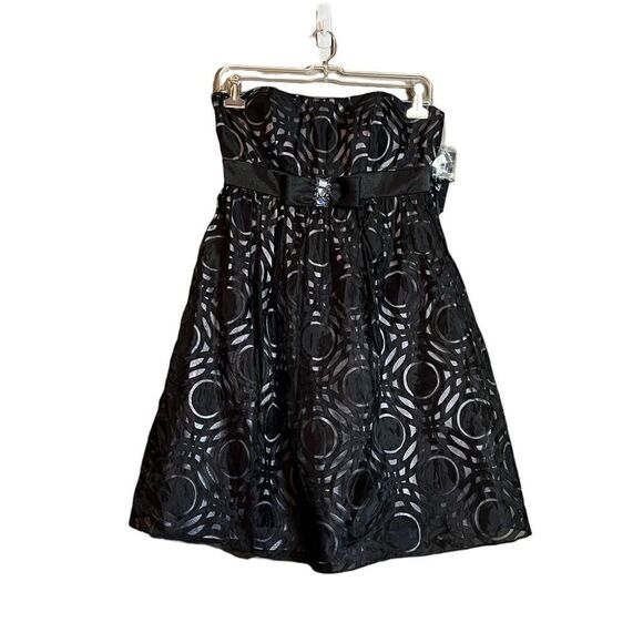 flip Dresses & Skirts - NWT! Flip strapless mini dress. Size 6‎